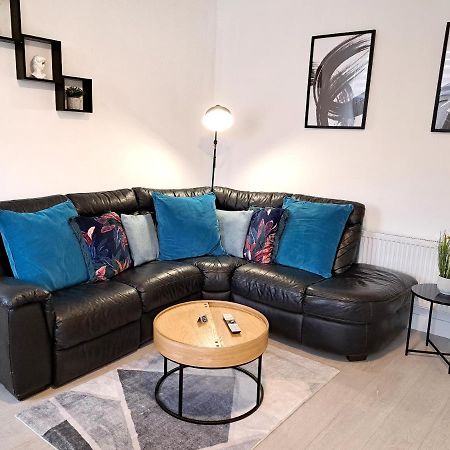 Spacious 3 Bed Apartment, En-Suites, Near Train Station! Γουάτφορντ Εξωτερικό φωτογραφία