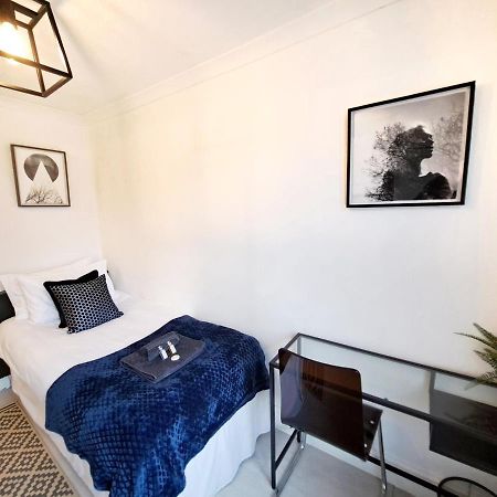 Spacious 3 Bed Apartment, En-Suites, Near Train Station! Γουάτφορντ Εξωτερικό φωτογραφία