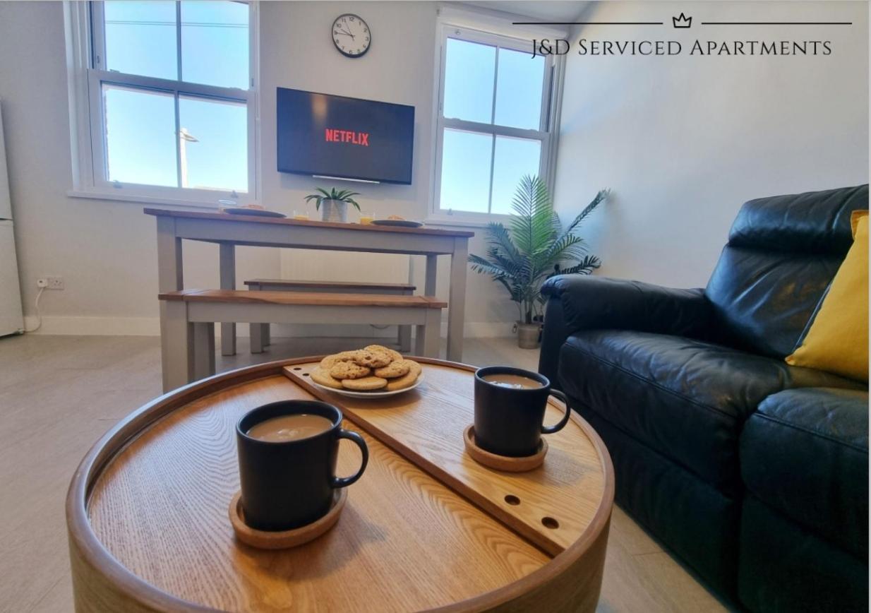 Spacious 3 Bed Apartment, En-Suites, Near Train Station! Γουάτφορντ Εξωτερικό φωτογραφία