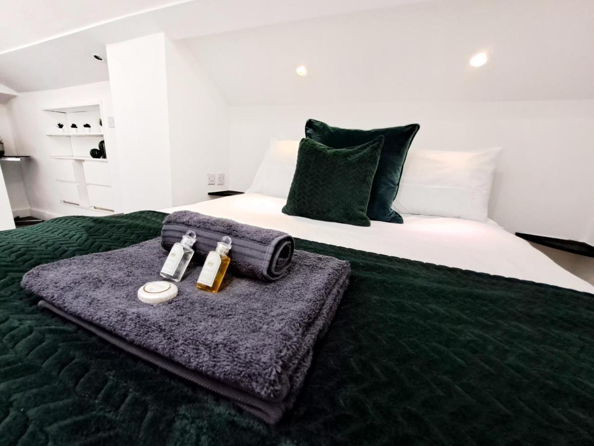 Spacious 3 Bed Apartment, En-Suites, Near Train Station! Γουάτφορντ Εξωτερικό φωτογραφία