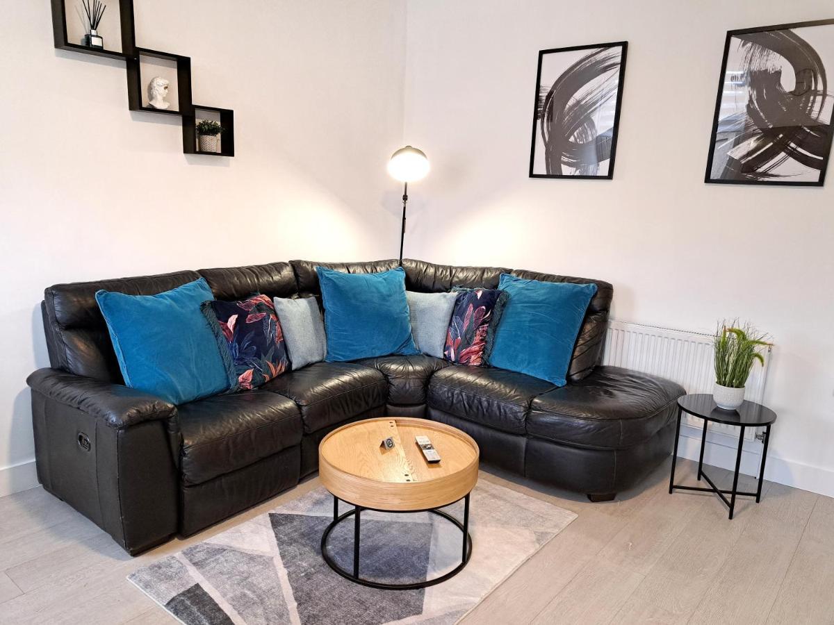 Spacious 3 Bed Apartment, En-Suites, Near Train Station! Γουάτφορντ Εξωτερικό φωτογραφία