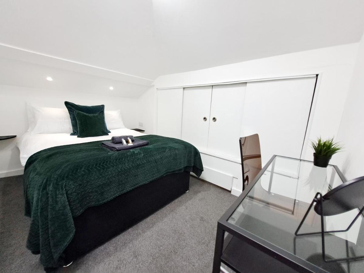 Spacious 3 Bed Apartment, En-Suites, Near Train Station! Γουάτφορντ Εξωτερικό φωτογραφία
