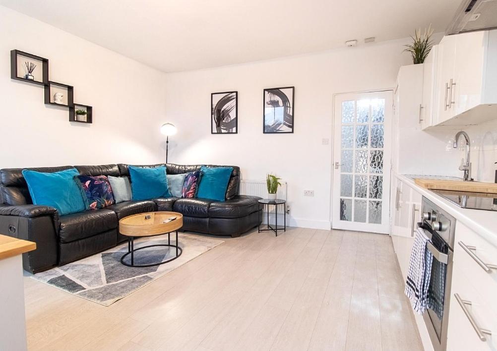 Spacious 3 Bed Apartment, En-Suites, Near Train Station! Γουάτφορντ Εξωτερικό φωτογραφία