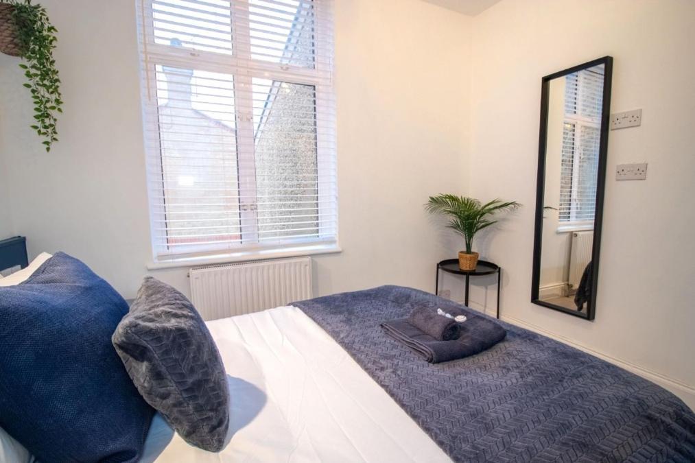 Spacious 3 Bed Apartment, En-Suites, Near Train Station! Γουάτφορντ Εξωτερικό φωτογραφία