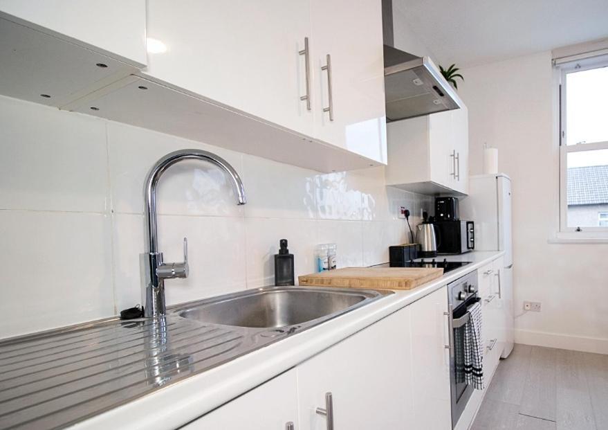 Spacious 3 Bed Apartment, En-Suites, Near Train Station! Γουάτφορντ Εξωτερικό φωτογραφία
