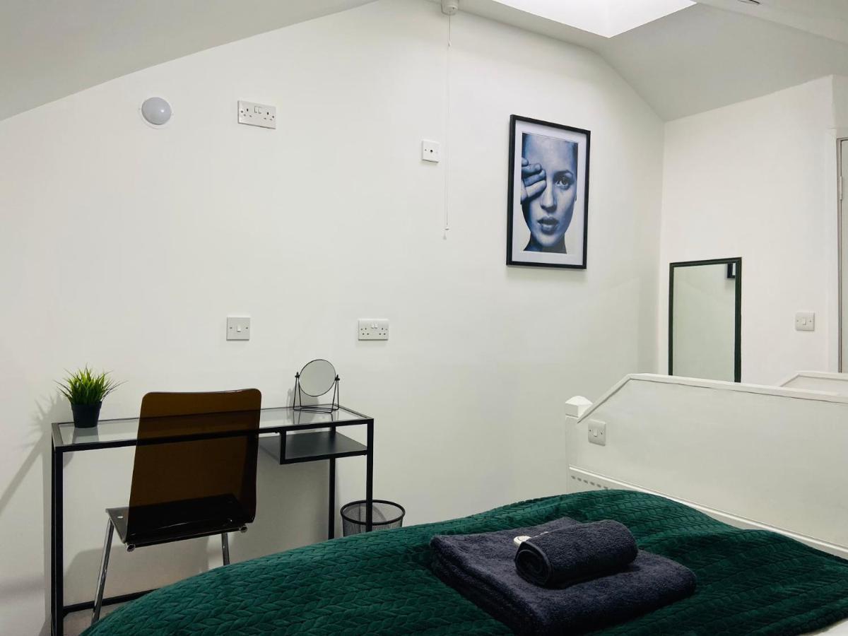 Spacious 3 Bed Apartment, En-Suites, Near Train Station! Γουάτφορντ Εξωτερικό φωτογραφία