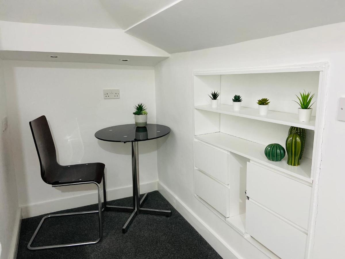 Spacious 3 Bed Apartment, En-Suites, Near Train Station! Γουάτφορντ Εξωτερικό φωτογραφία